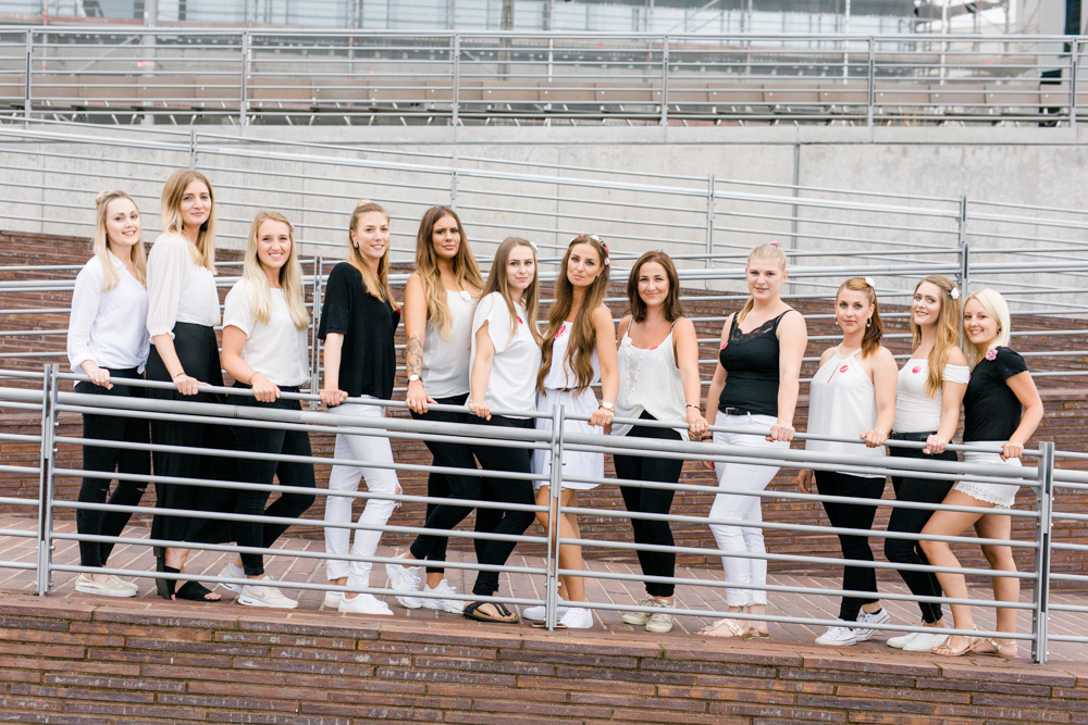 Modernes JGA-Fotoshooting in der Hamburger Hafencity